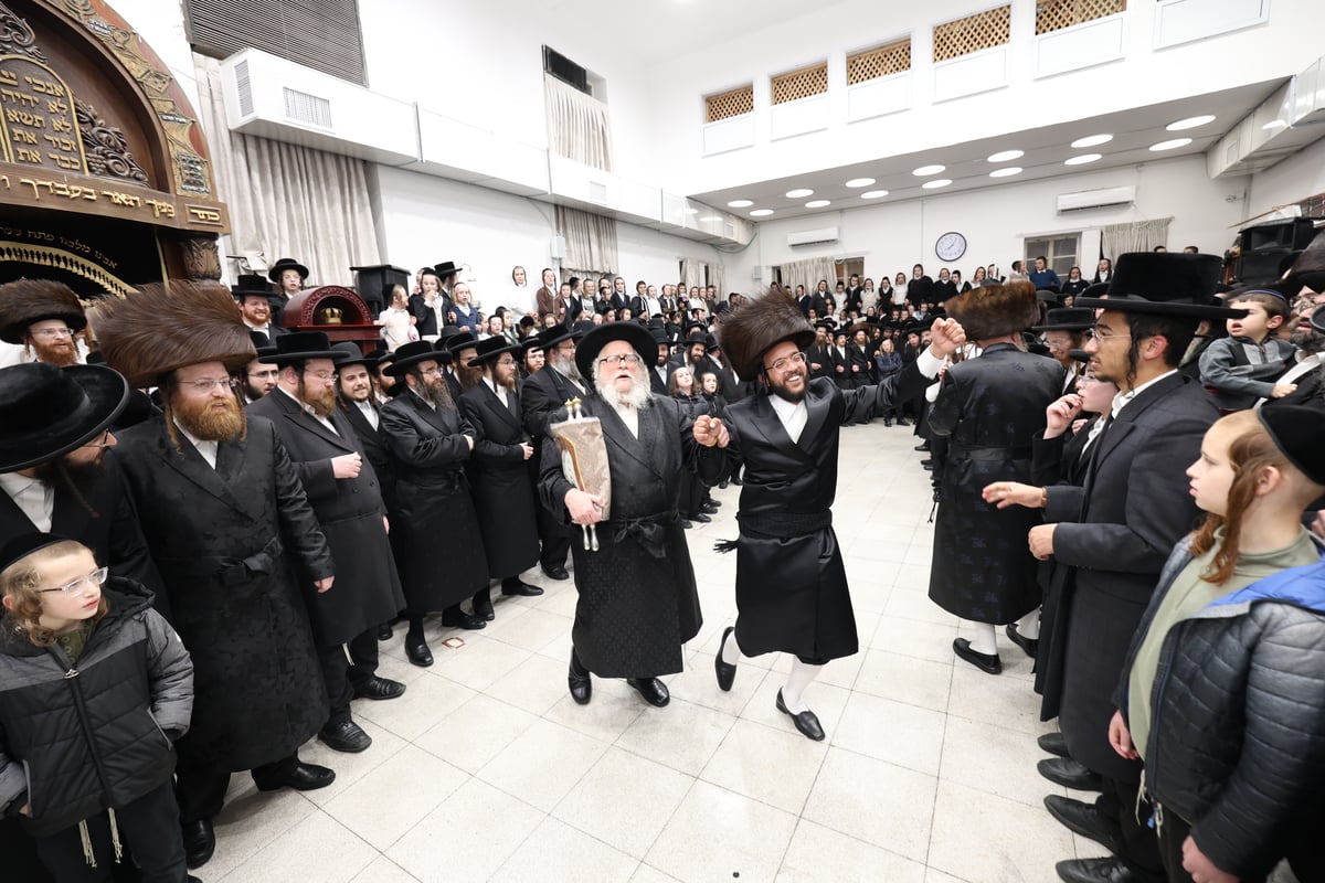 הכנסת ספר תורה בחצה"ק סאטמר בירושלים