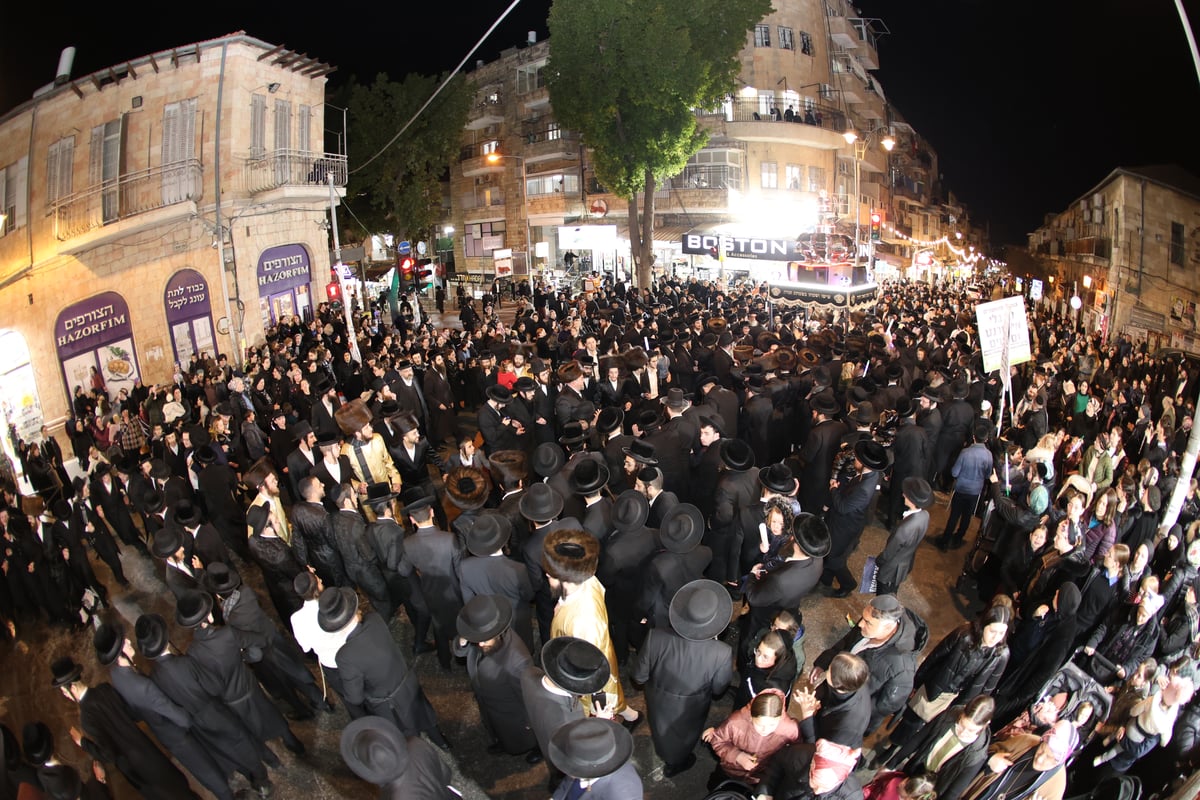 הכנסת ספר תורה בחצה"ק סאטמר בירושלים