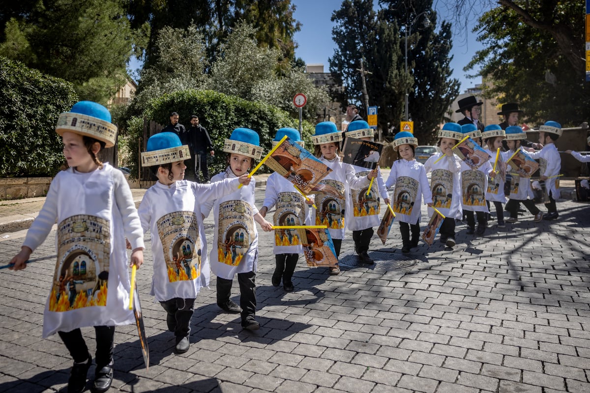 ילדי באיאן מחופשים לקראת פורים