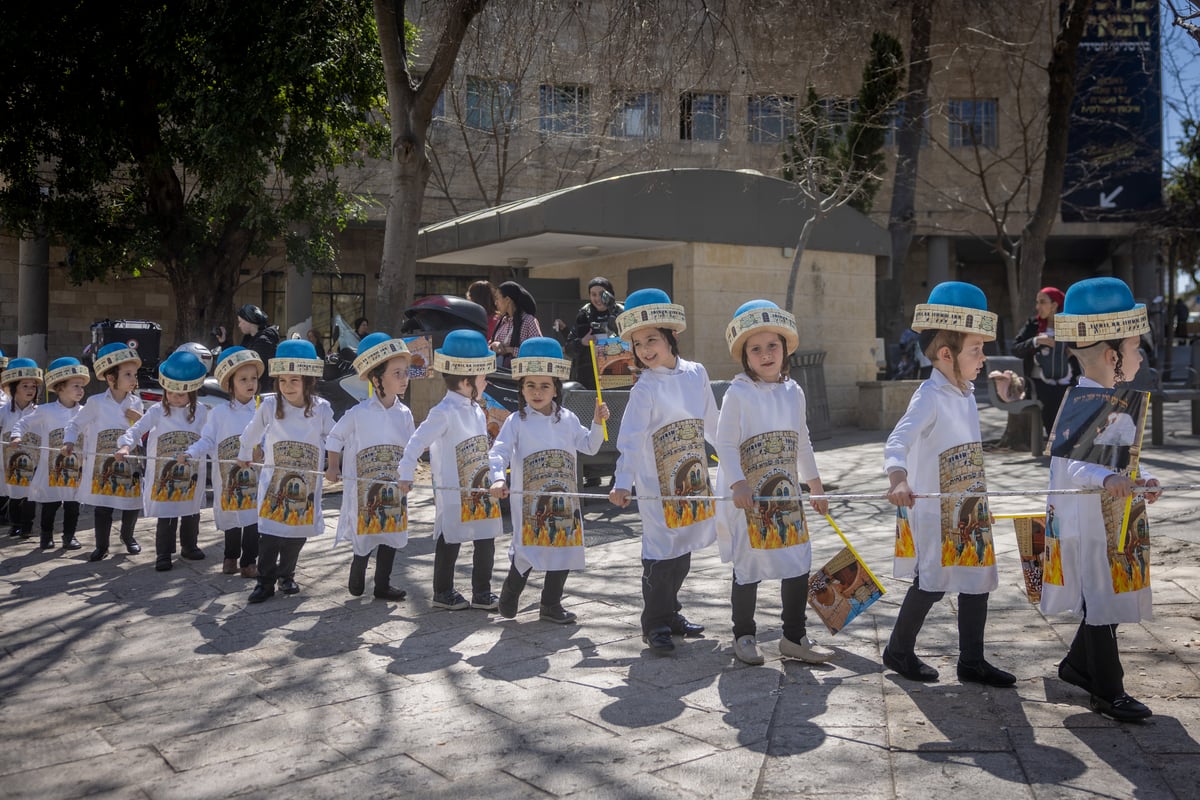 ילדי באיאן מחופשים לקראת פורים