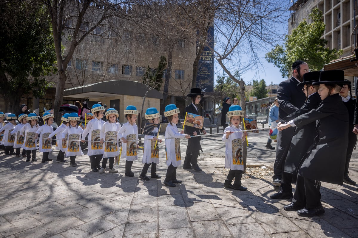 ילדי באיאן מחופשים לקראת פורים