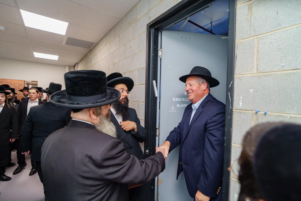 קביעת מזוזות לביהמ"ד 'עדת ישראל' במלברון אוסטרליה