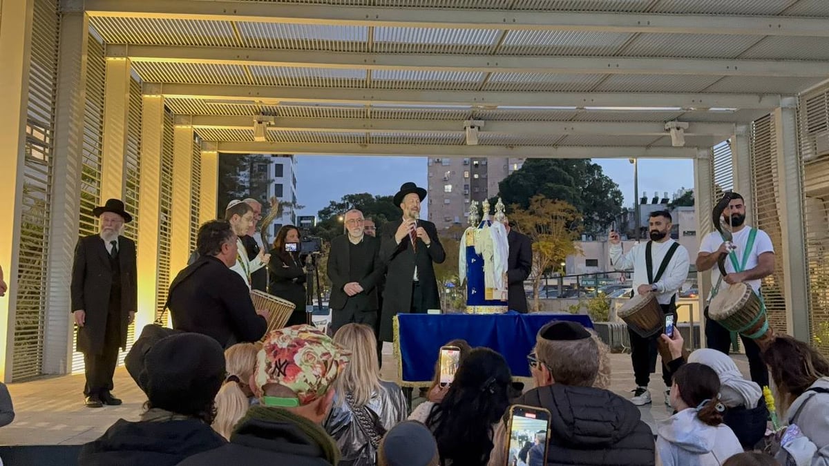 הכנסת ס"ת לקהילה של הרב ויזל ברמת גן