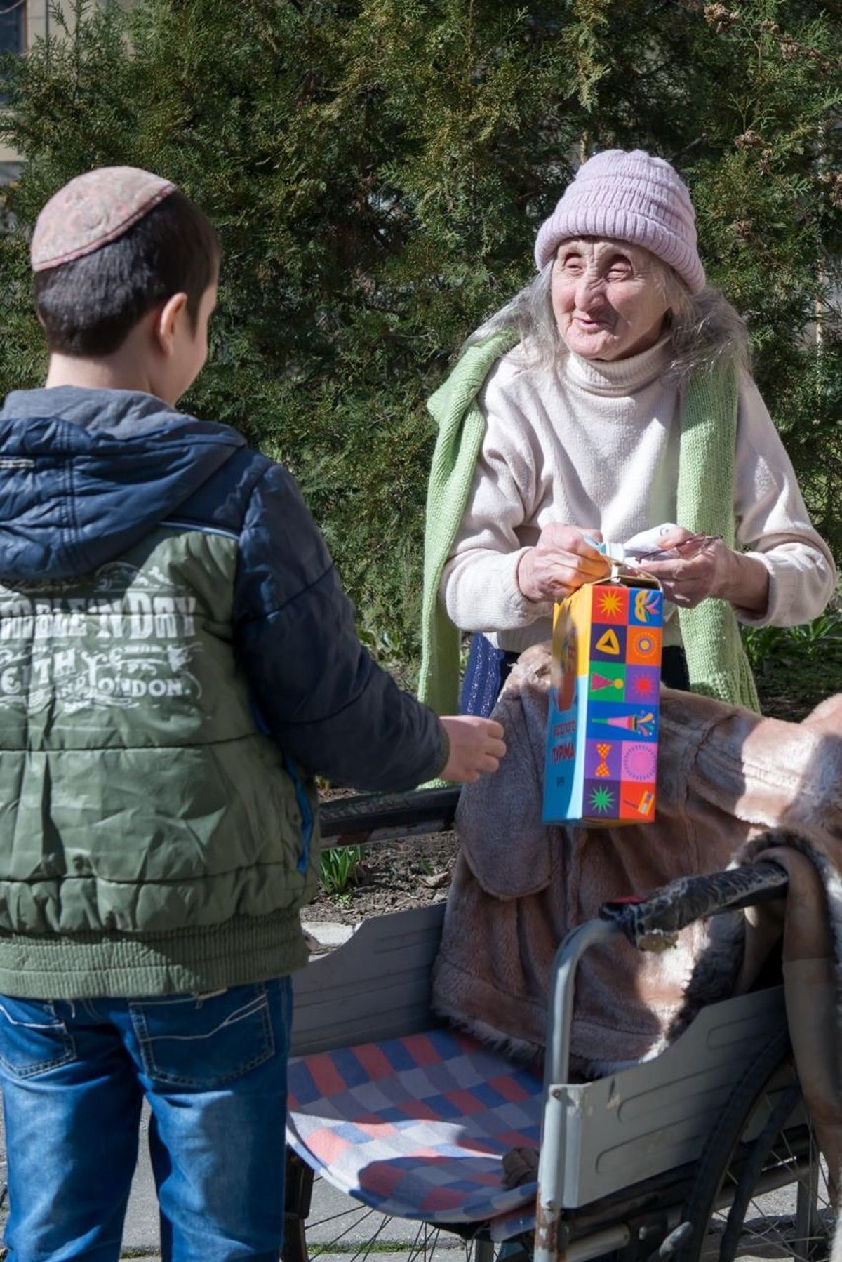 ילדי אודסה מחלקים משלוחי מנות לניצולי שואה באוקראינה