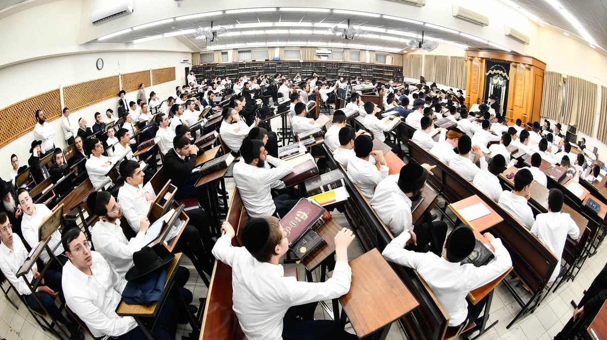 עצרת הספד להגר"ח קנייבסקי בהיכל ישיבת 'קריית מלך'