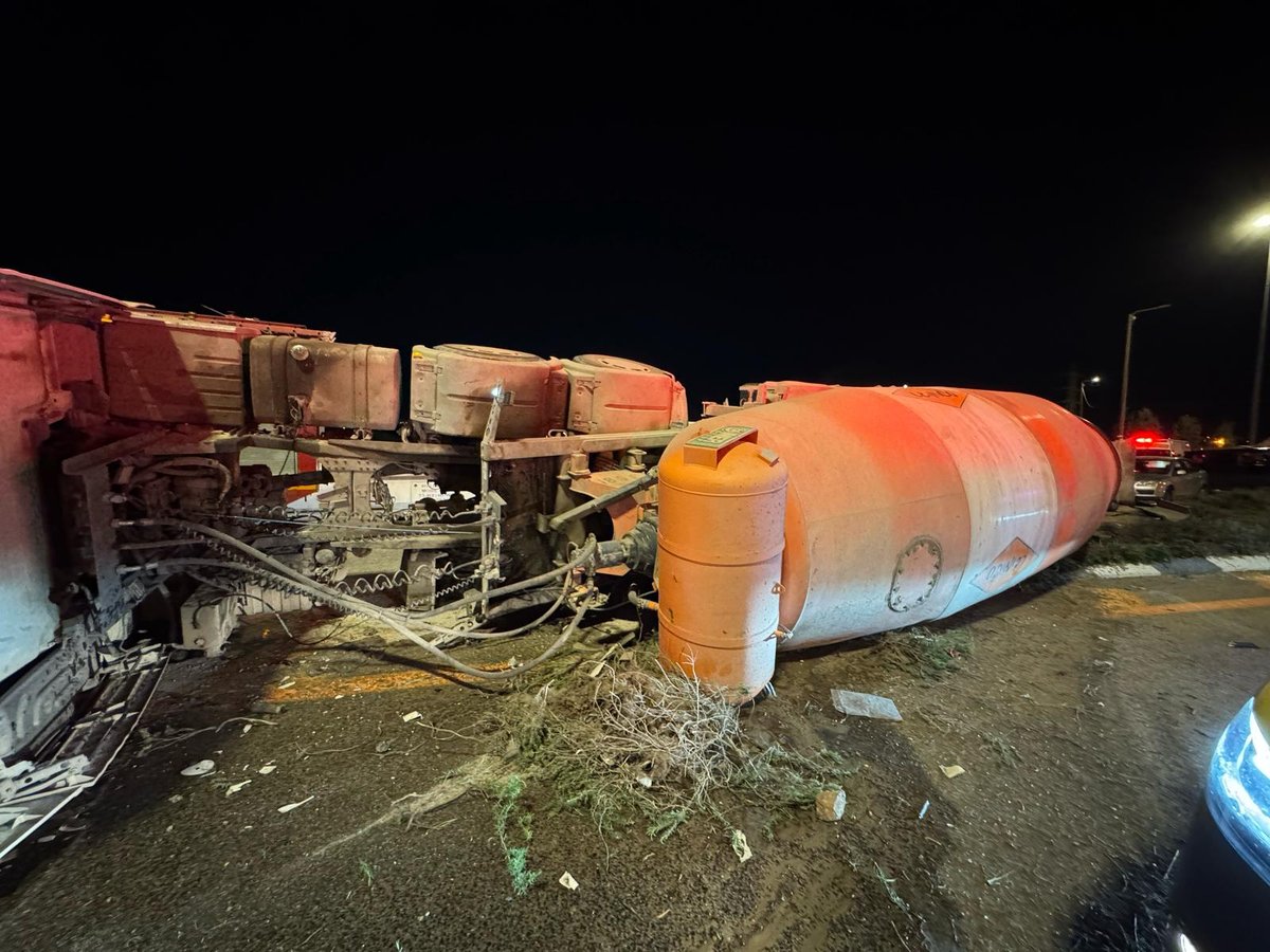 תאונה חריגה בבן שמן: משאית התהפכה מהגשר, הנהג נהרג