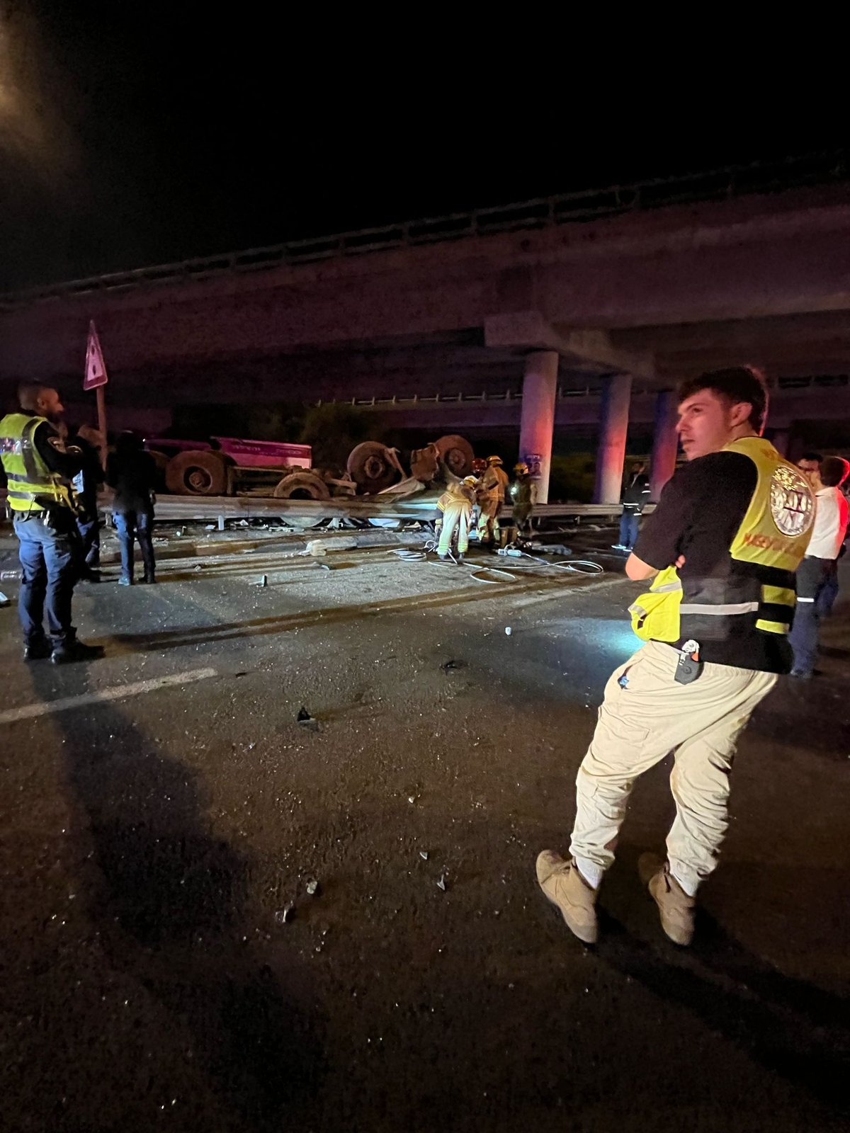 תאונה חריגה בבן שמן: משאית התהפכה מהגשר, הנהג נהרג