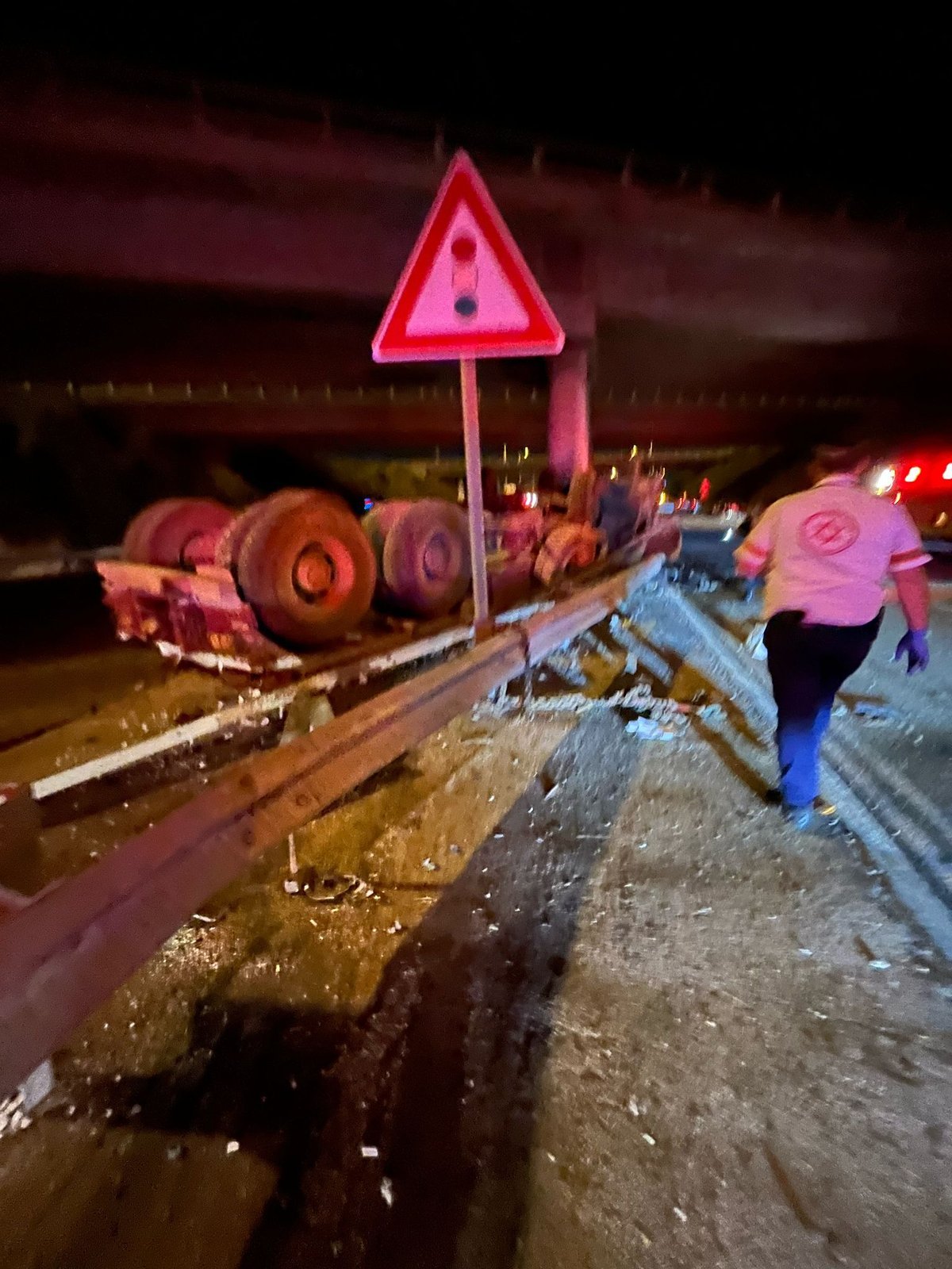 תאונה חריגה בבן שמן: משאית התהפכה מהגשר, הנהג נהרג