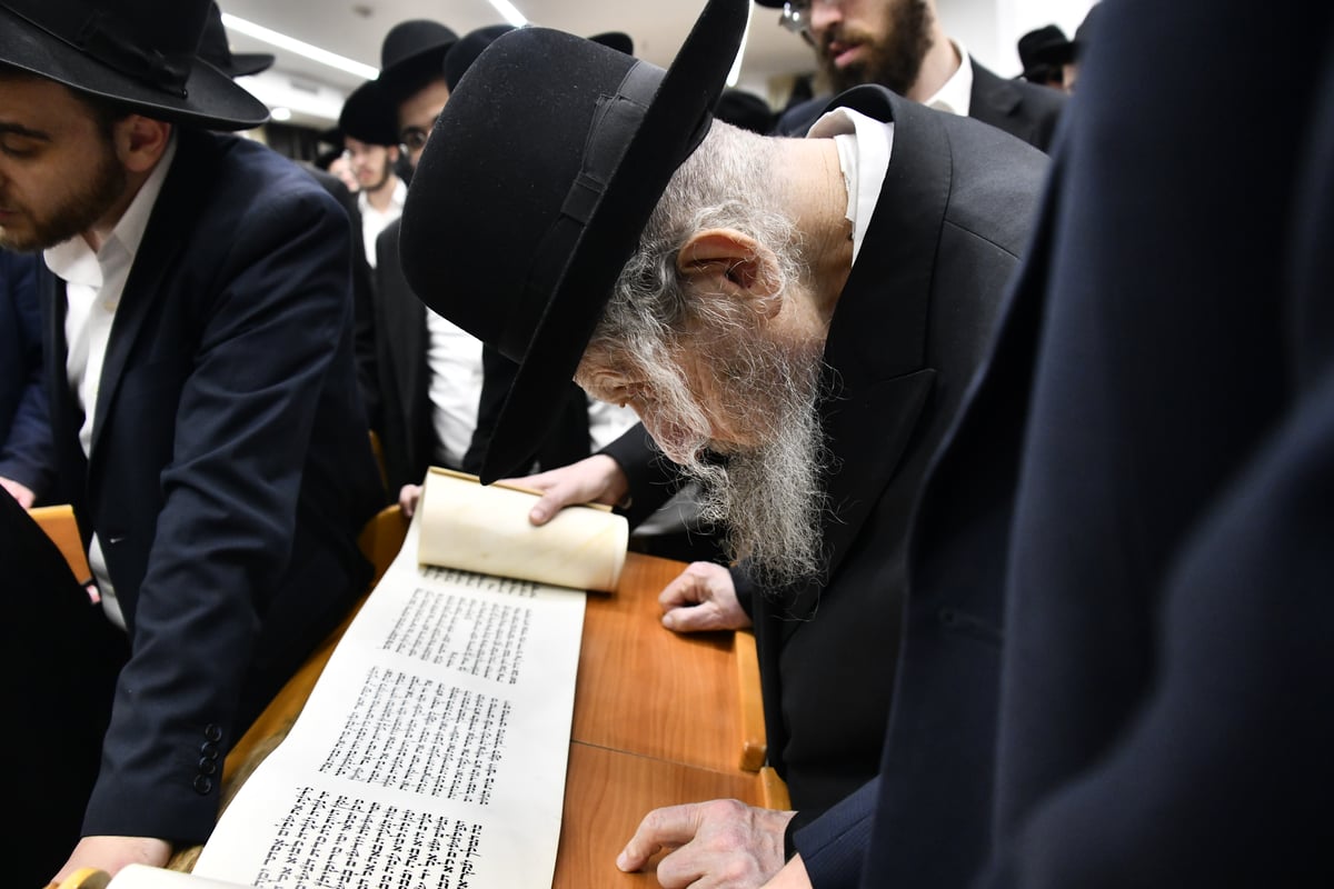 קריאת המגילה בהיכל ישיבת סלבודקה