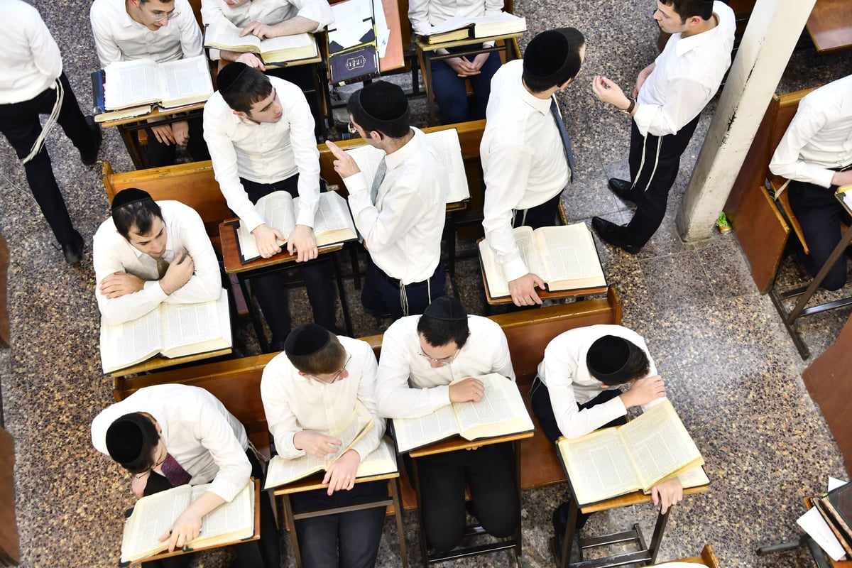 ליל פורים בישיבת פוניבז'