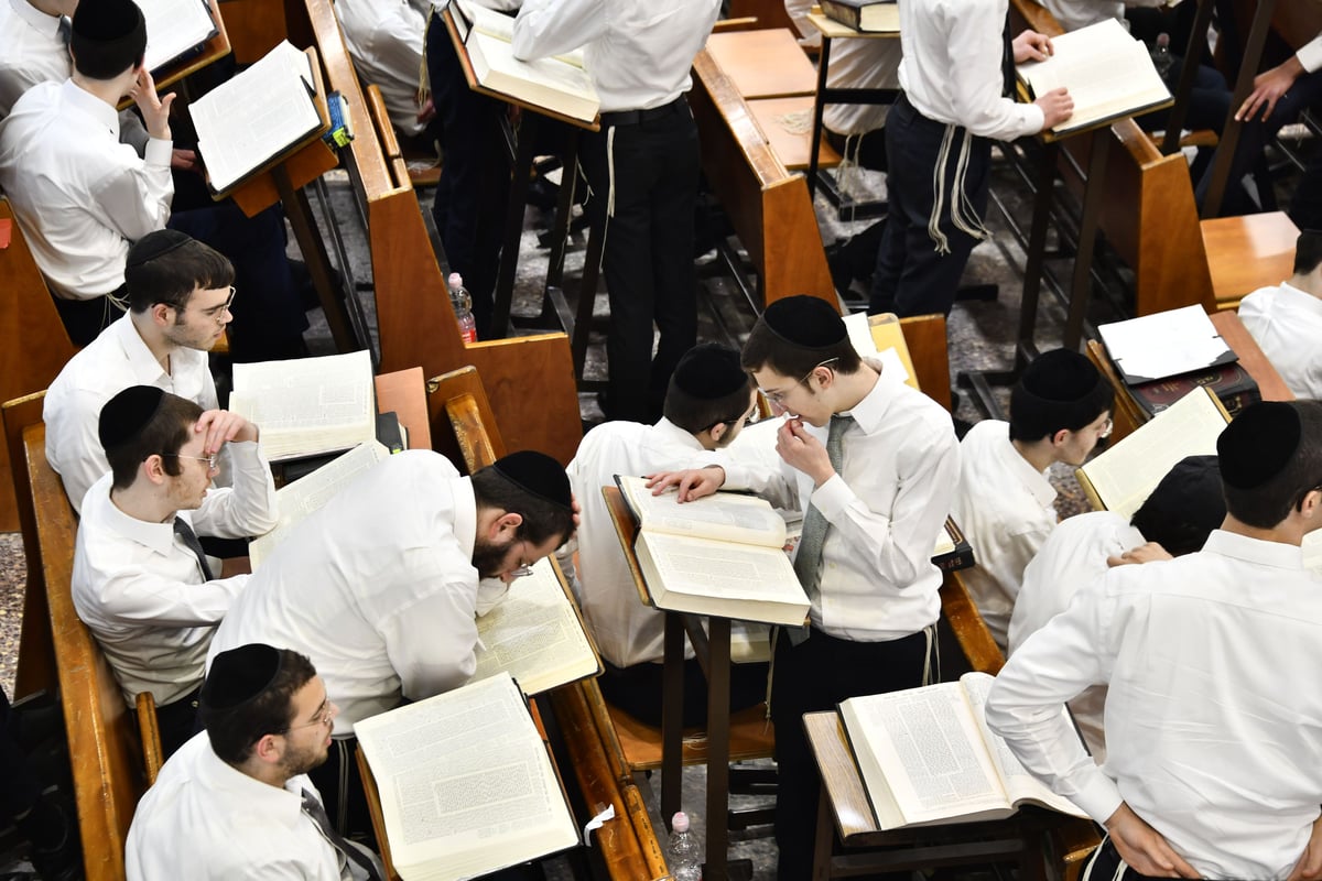 ליל פורים בישיבת פוניבז'