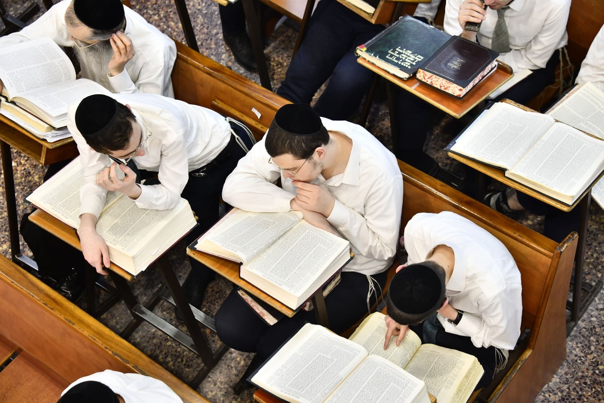 ליל פורים בישיבת פוניבז'