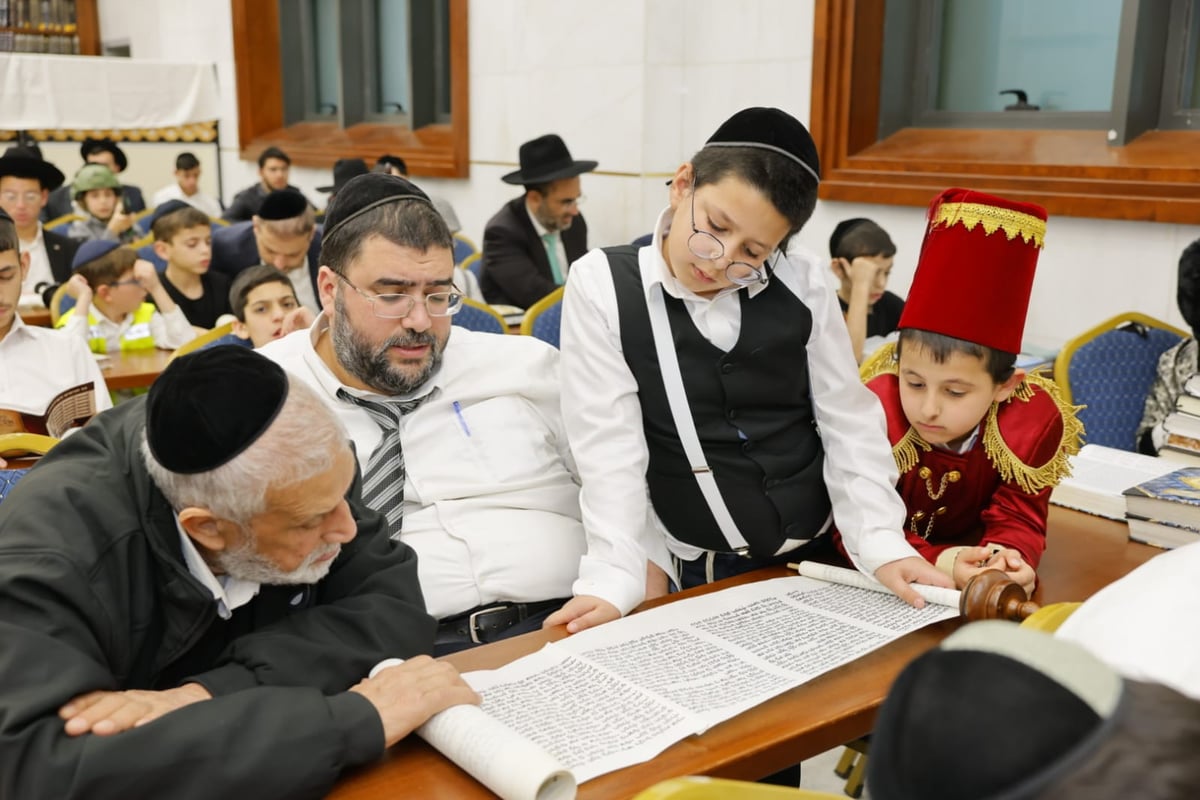 הגאון הרב יגאל כהן בקריאת המגילה