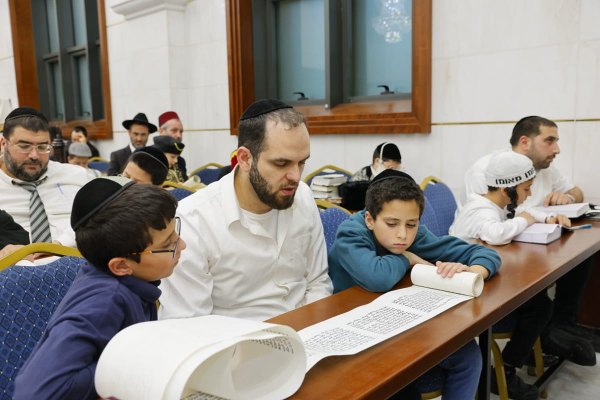 הגאון הרב יגאל כהן בקריאת המגילה