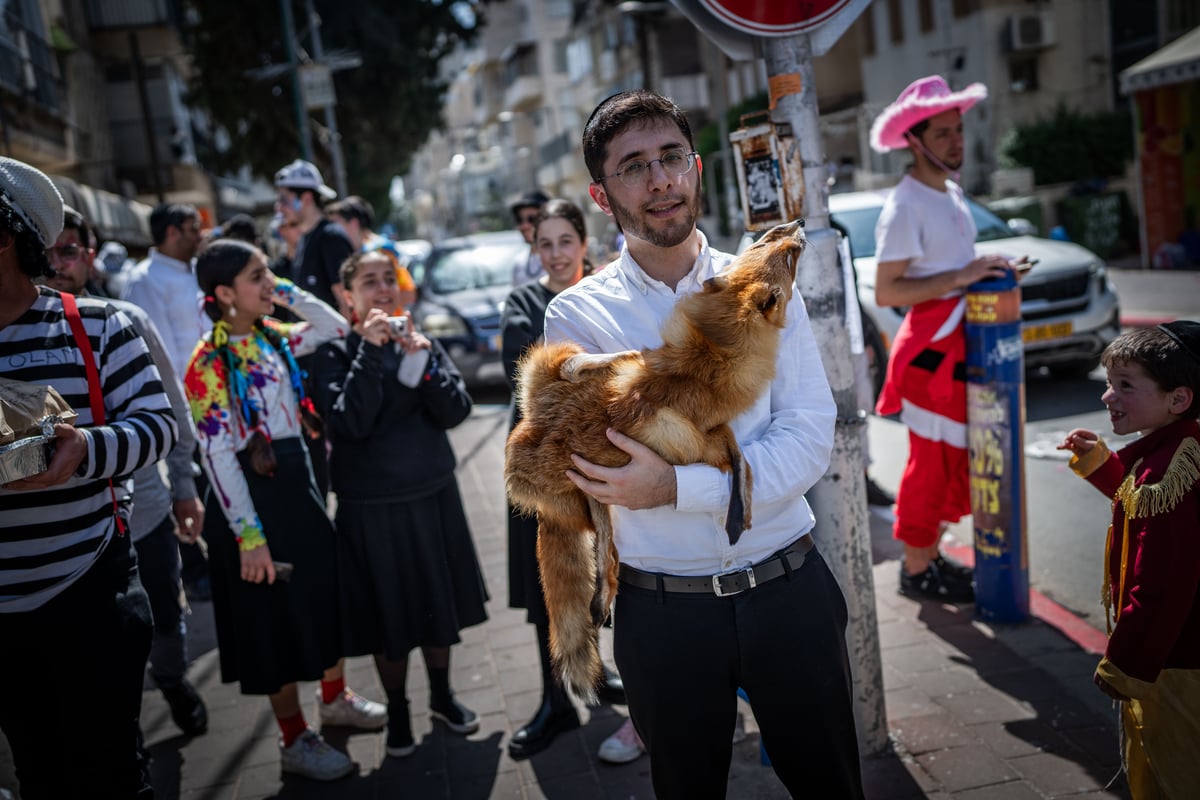 פורים ברחובות בני ברק