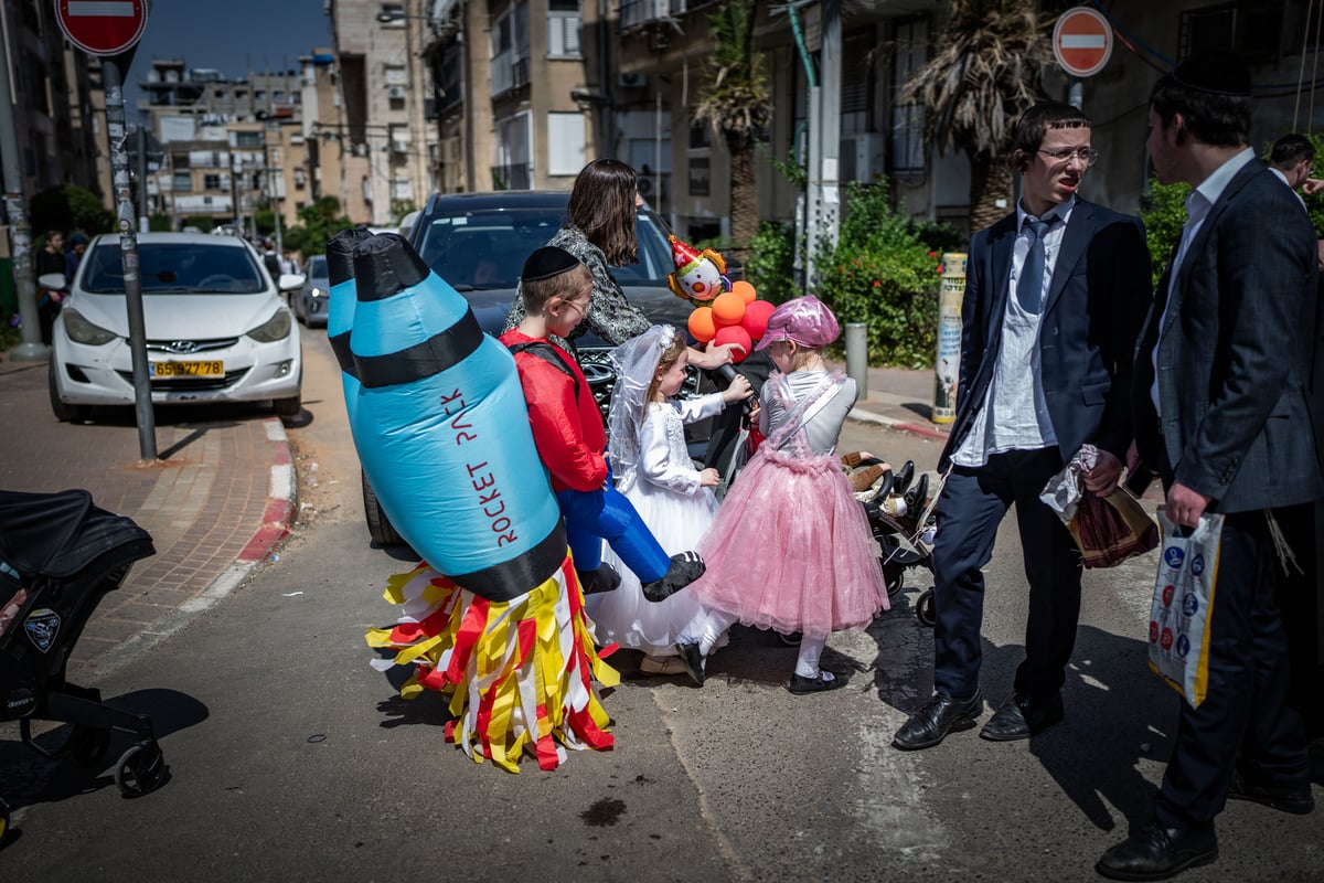 פורים ברחובות בני ברק