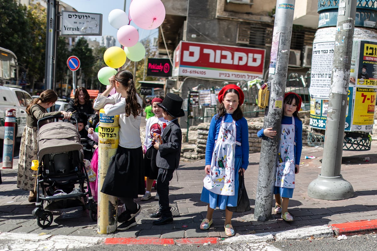 פורים ברחובות בני ברק