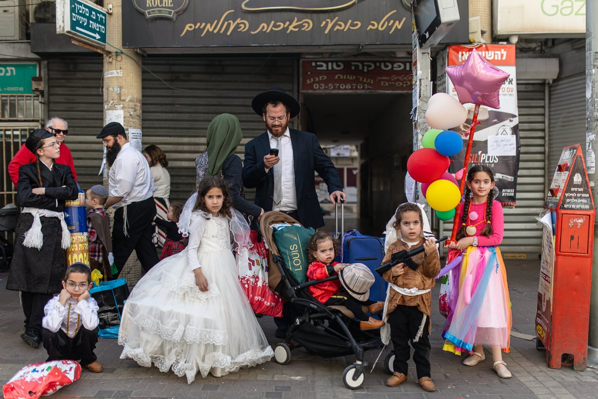 פורים ברחובות בני ברק