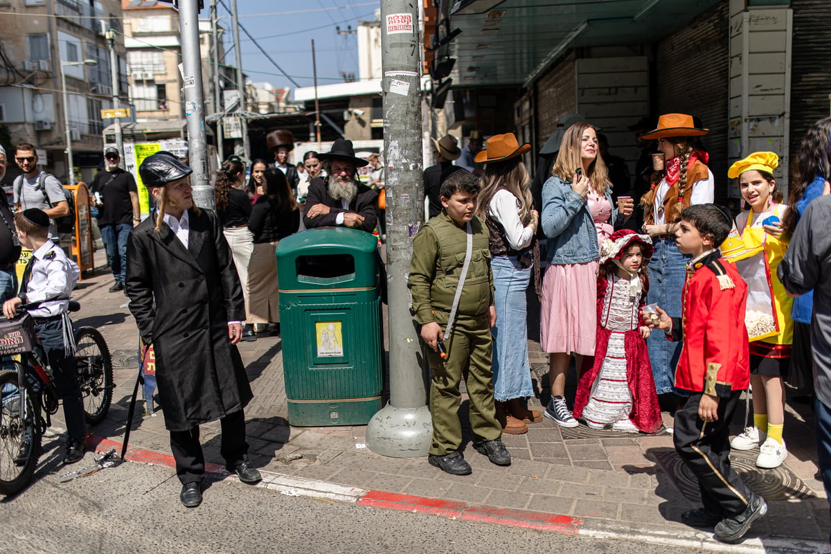 פורים ברחובות בני ברק