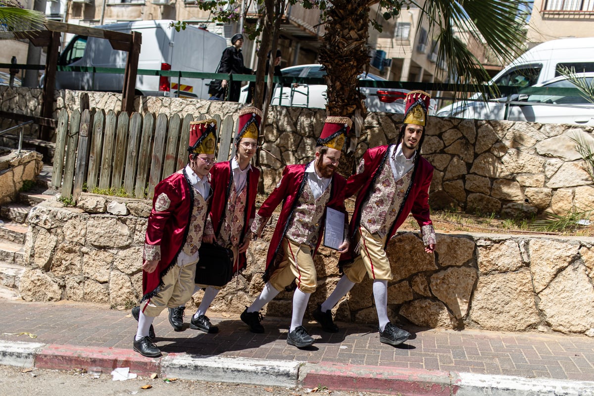 פורים ברחובות בני ברק