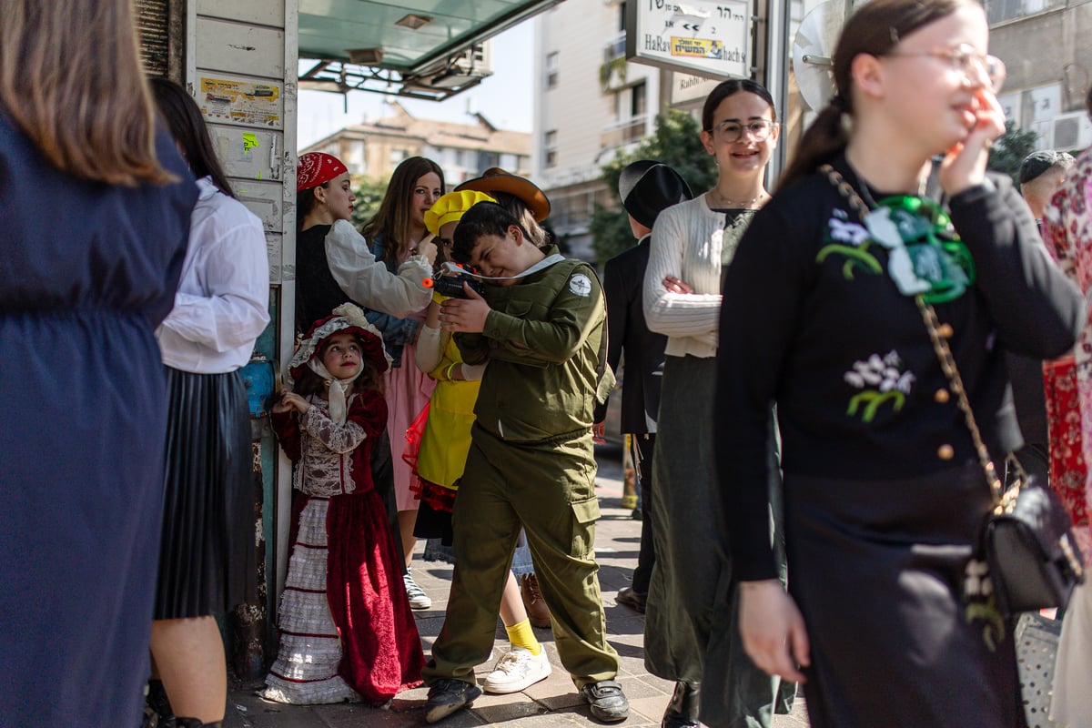 פורים ברחובות בני ברק