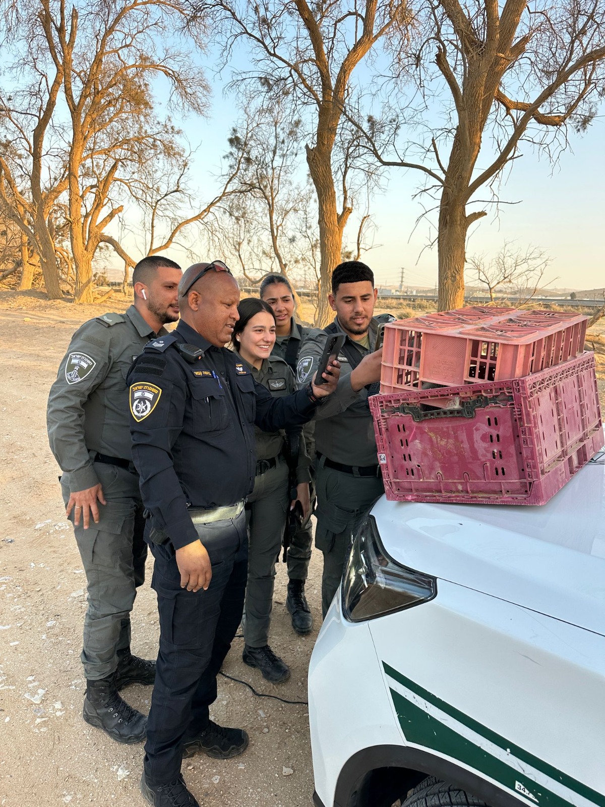 איתור והצלת הקוף על ידי השוטרים בשטח