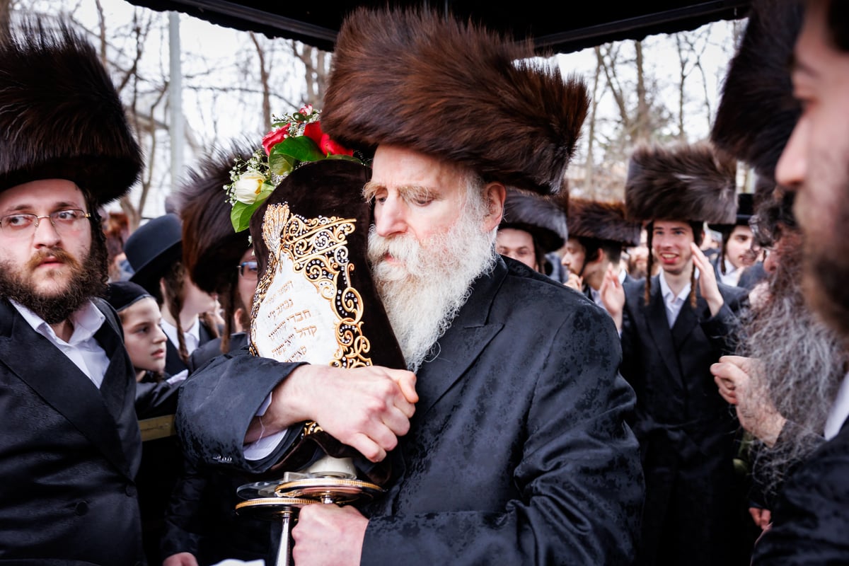 הכנסת ספר תורה לביהמ"ד סאטמר מונסי 