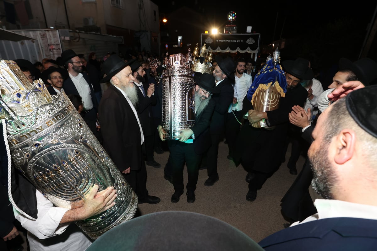 הכנסת ס"ת לביהמ"ד 'שערי קדושה' בקריית הרצוג