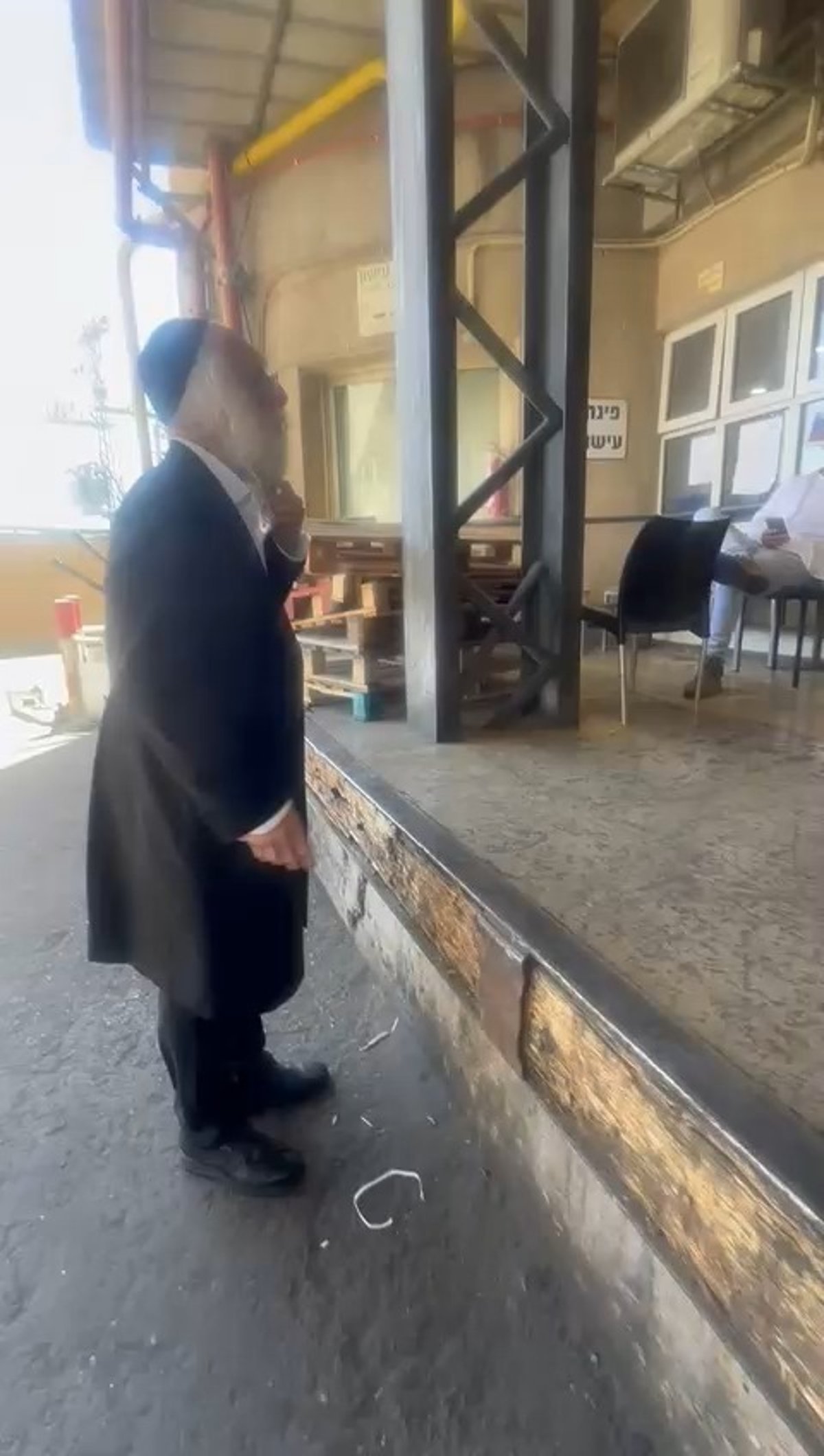 מבוכת ענק לכשרות היוקרתית: עובדים תועדו במאפיית ברמן בירושלים - בן הרב הוזעק