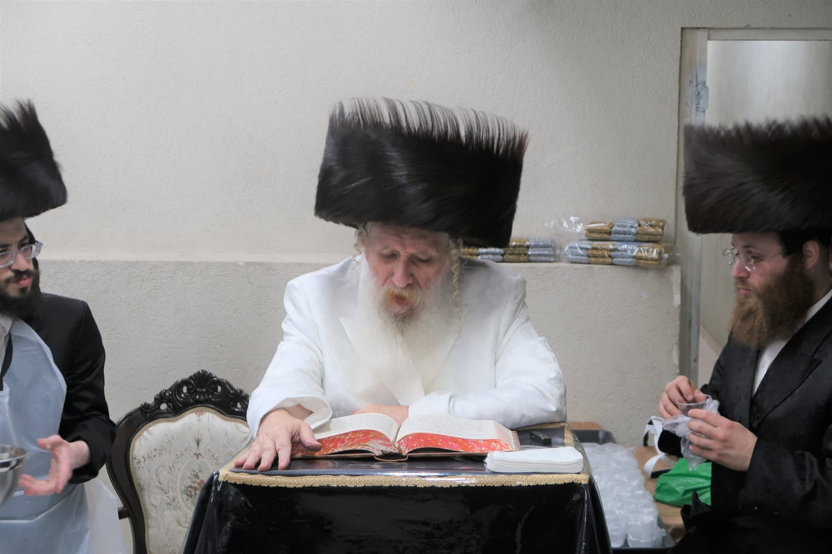 האדמו"ר מטשארנוביל באפיית מצות
