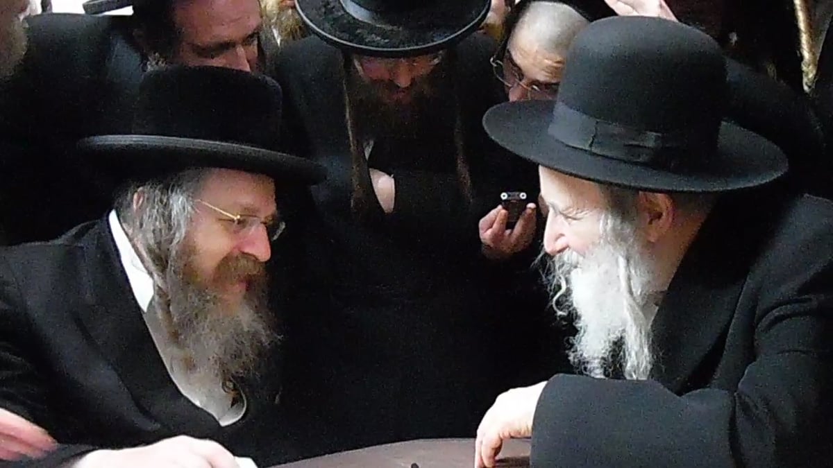 האדמו"ר מאמשינוב במכירת חמץ