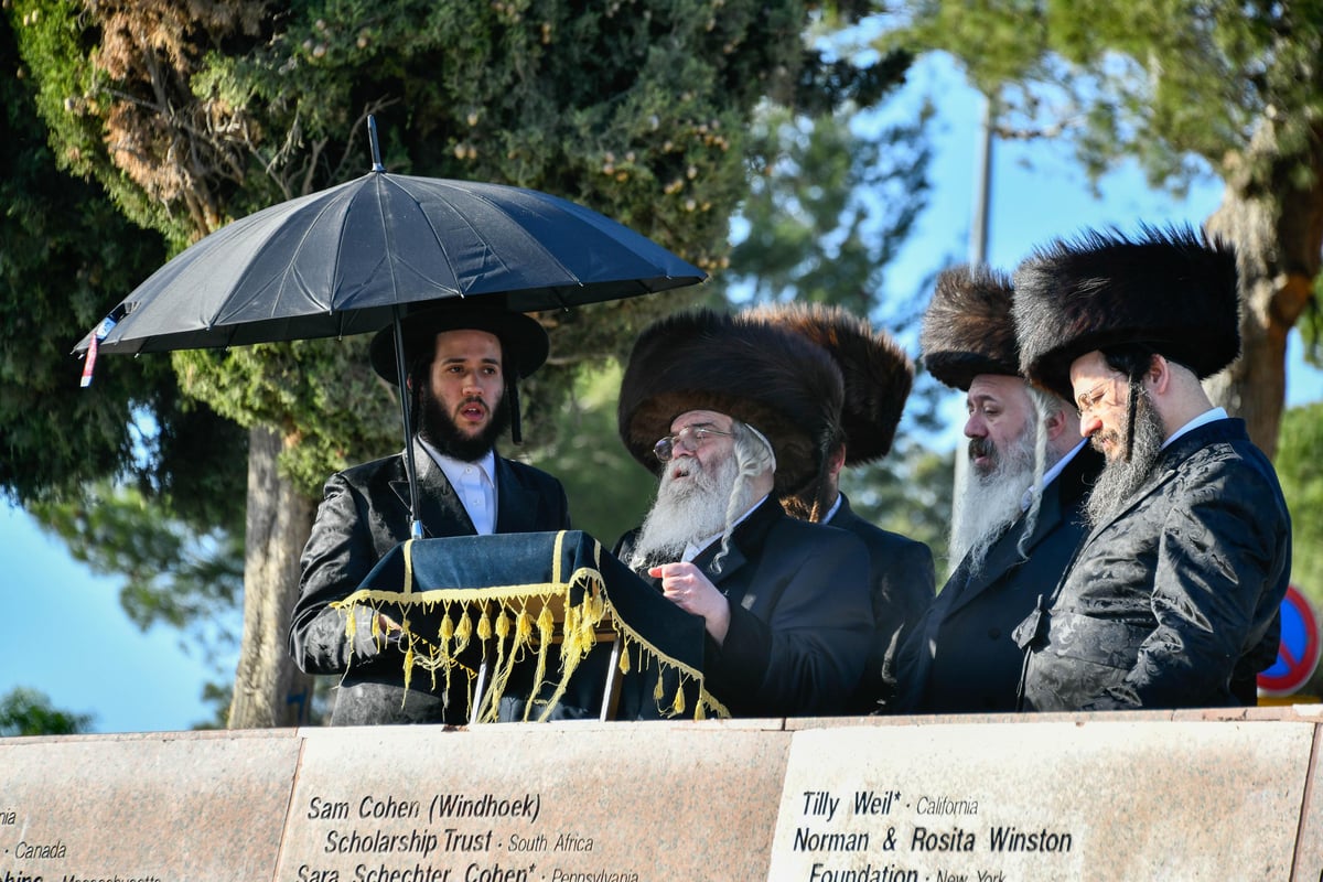 האדמו"ר מקרעטשניף י-ם מול הר הצופים