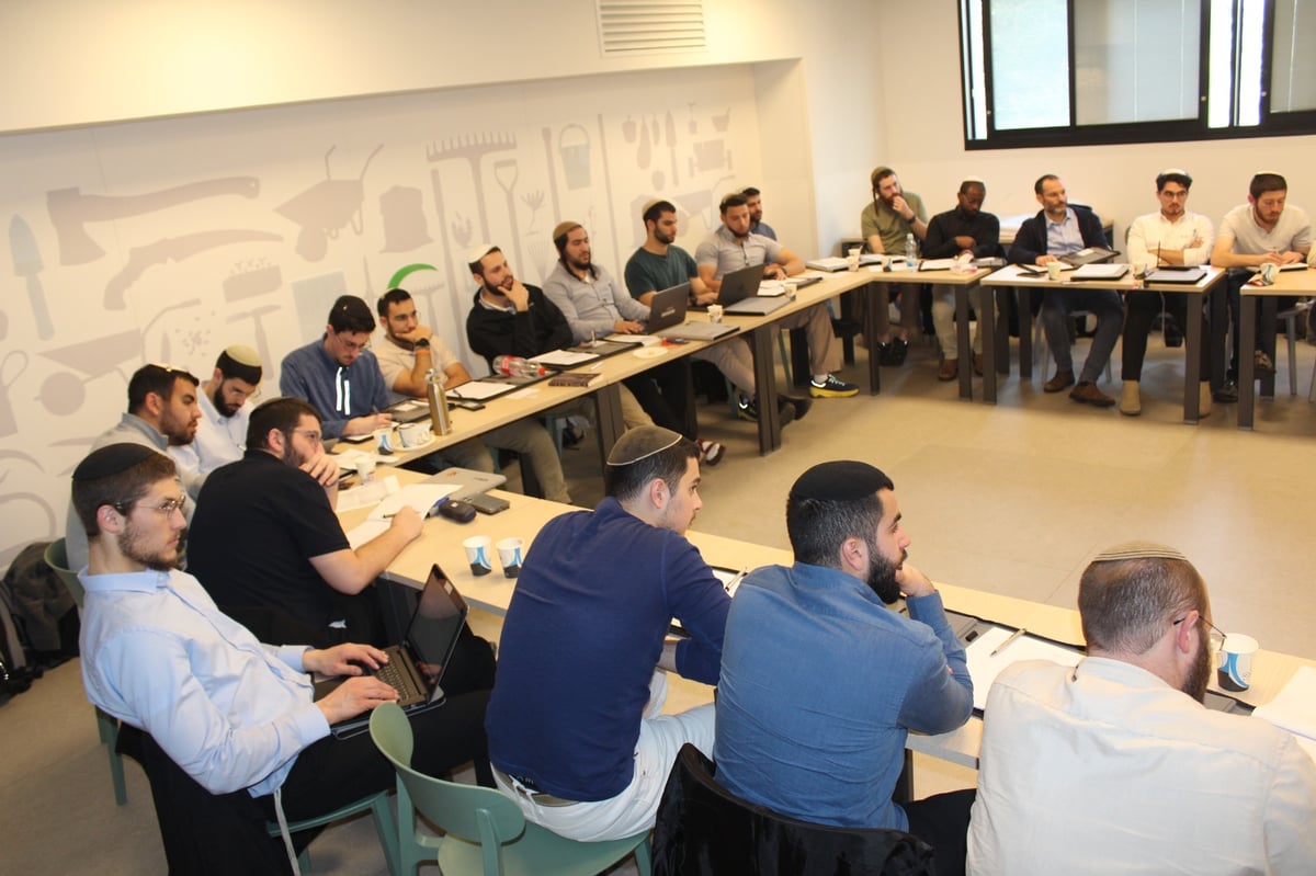ההיסטוריון ישראל שפירא בהרצאה בקורס 'דור הניצחון' מטעם ארגון 'חותם'
