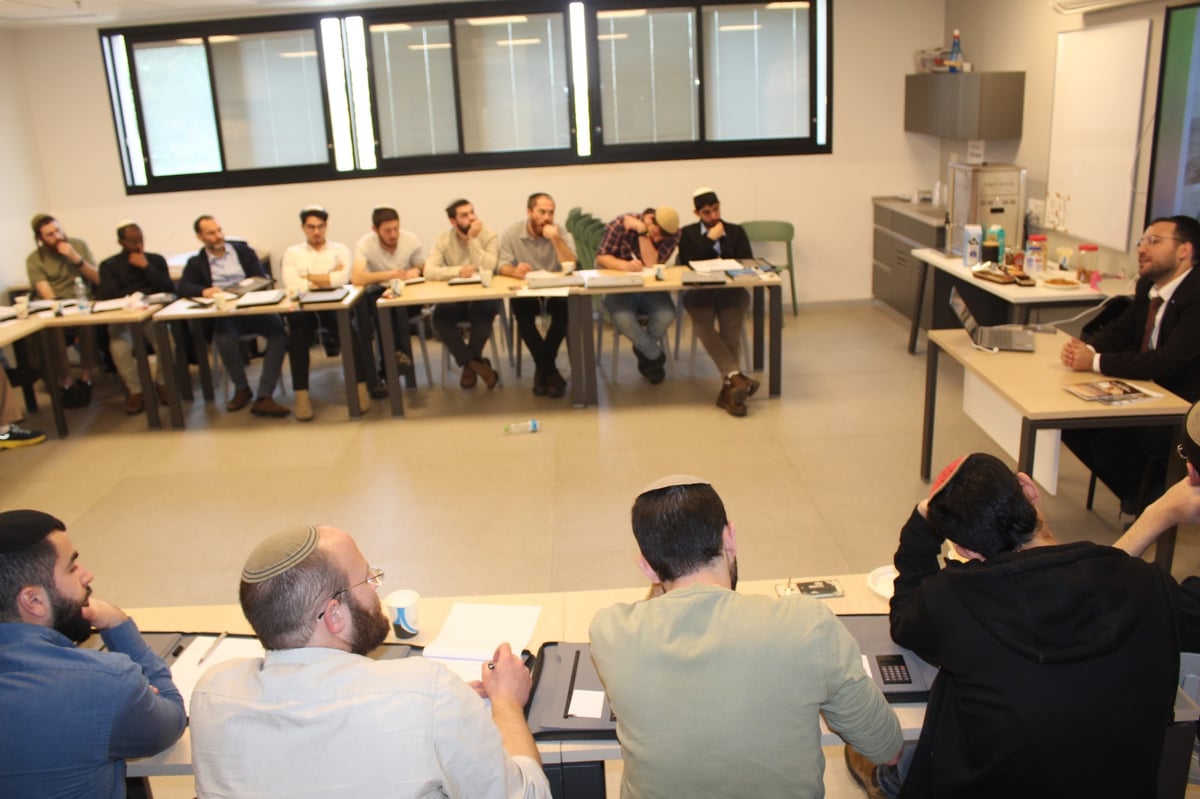 ההיסטוריון ישראל שפירא בהרצאה בקורס 'דור הניצחון' מטעם ארגון 'חותם'