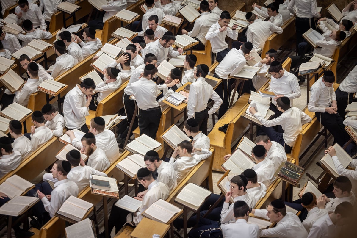 התחלה חדשה כהזדמנות. בחורים באמצע סדר בישיבת פוניבז'