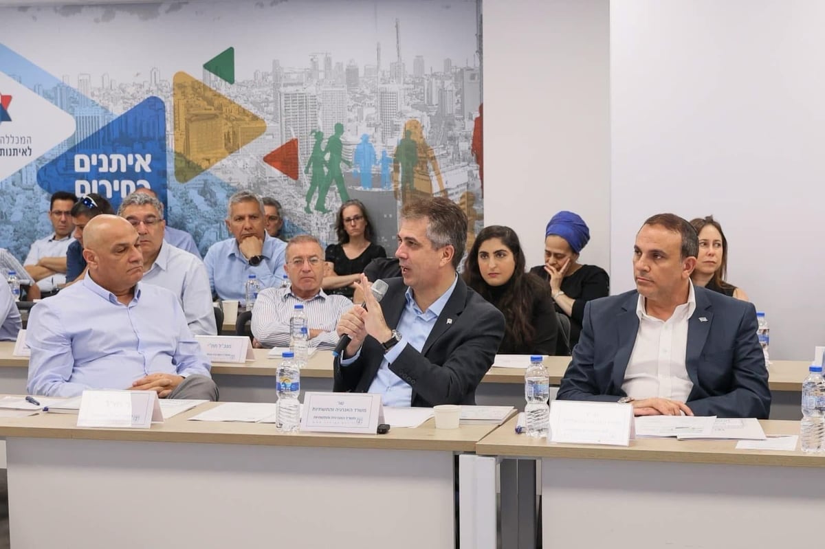 שר האנרגיה אלי כהן עם מנכ"ל משרדו יוסי דיין הצוות המקצועי בהערכת מצב