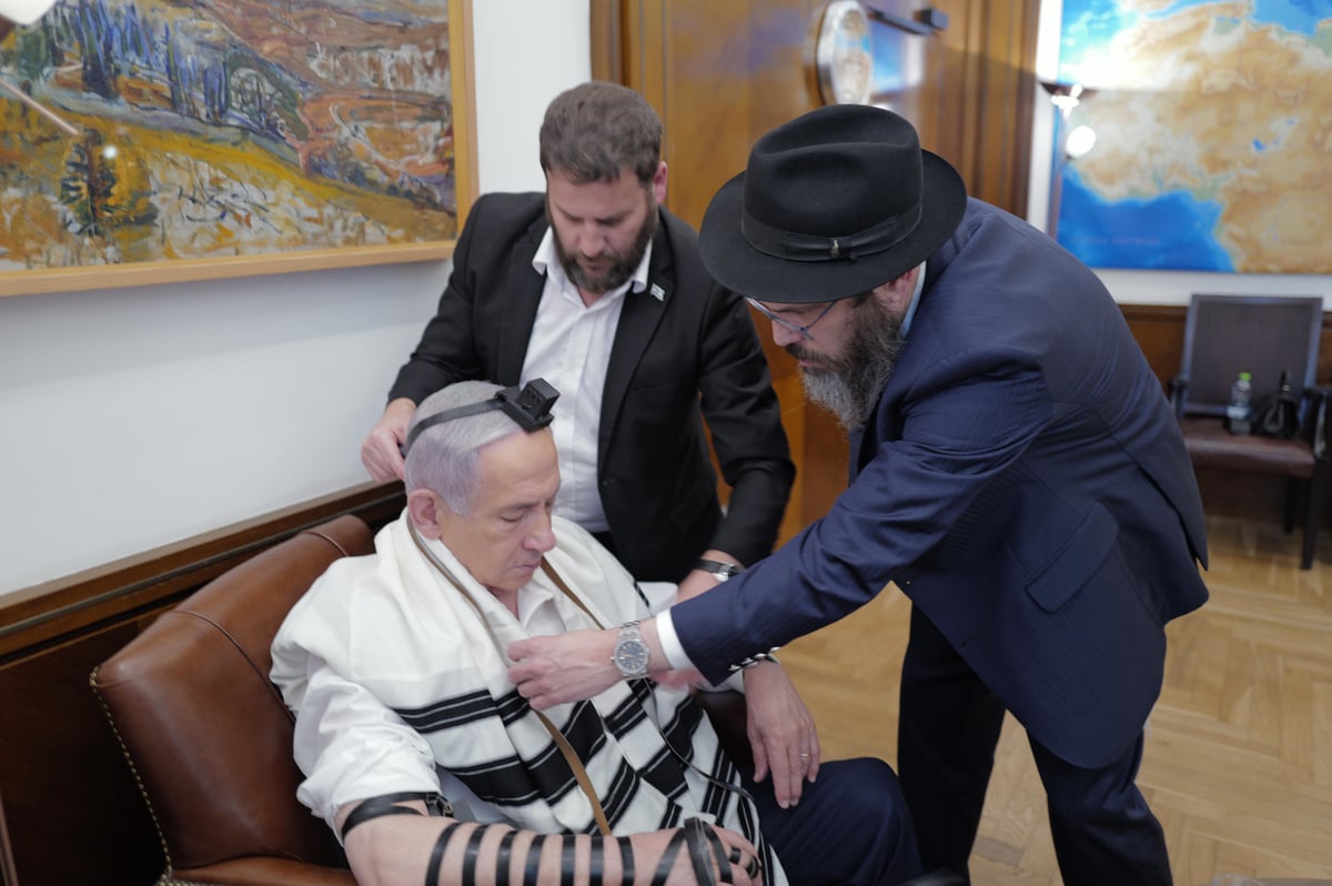 הנחת התפילין של נתניהו: באיזה סרטון הוא צפה עם הרב?