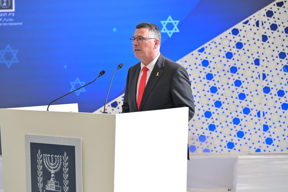 שר החוץ גדעון סער מוקדם יותר