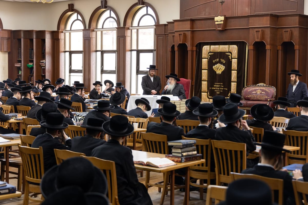 האדמו"ר מטאהש בסיור בישיבת בין הזמנים