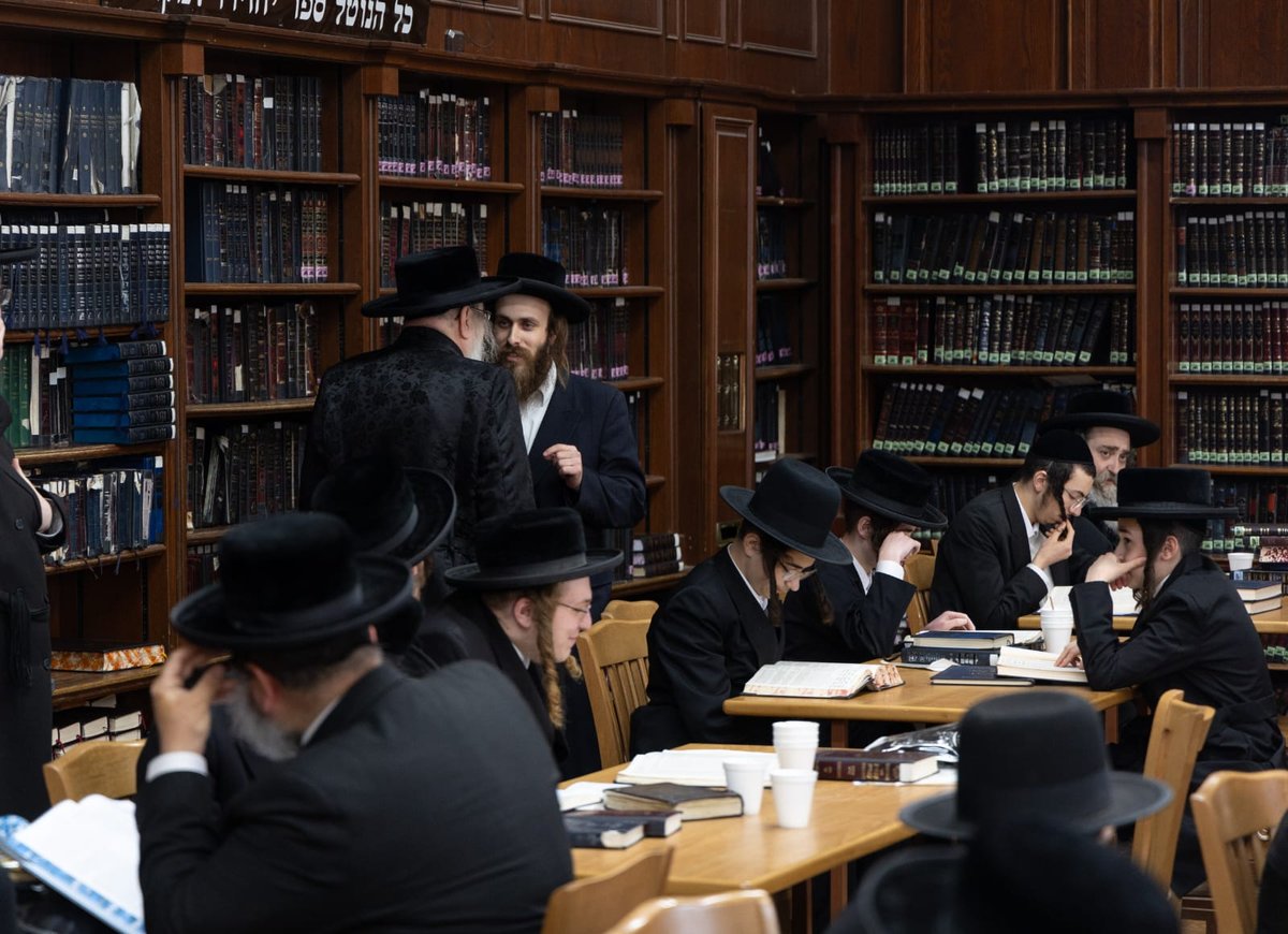 האדמו"ר מטאהש בסיור בישיבת בין הזמנים