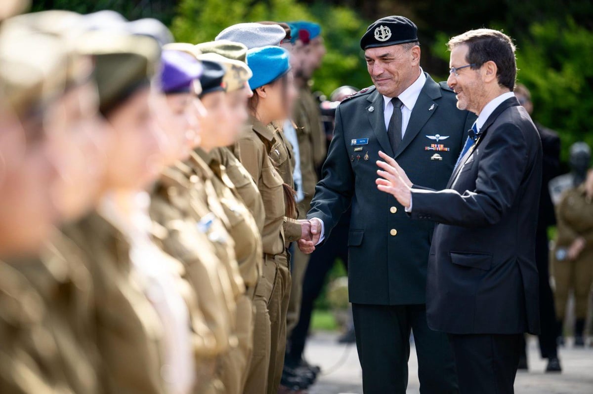 הרמטכ"ל זמיר עם הנשיא הרצוג וחיילים מצטיינים