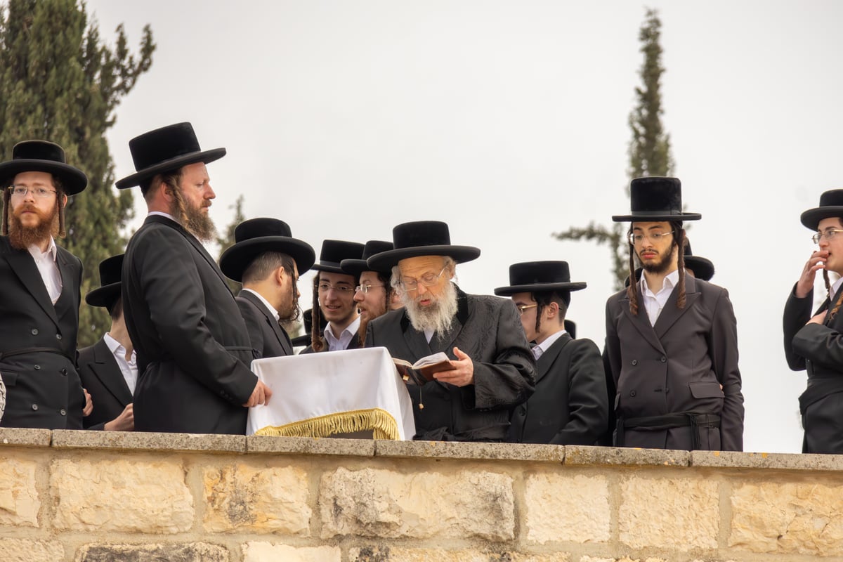 האדמו"ר מפינסק קרלין בעליה לציון אביו זצ"ל