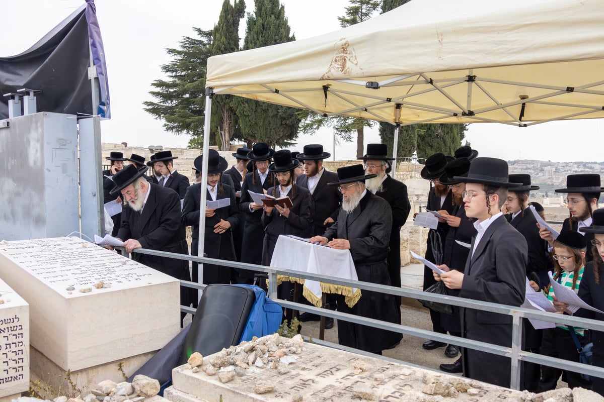 האדמו"ר מפינסק קרלין בעליה לציון אביו זצ"ל