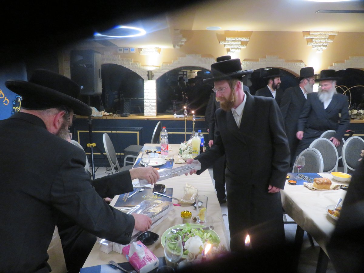 האדמו"ר מדושינסקיא בסעודת ראש חודש בעיה"ק צפת