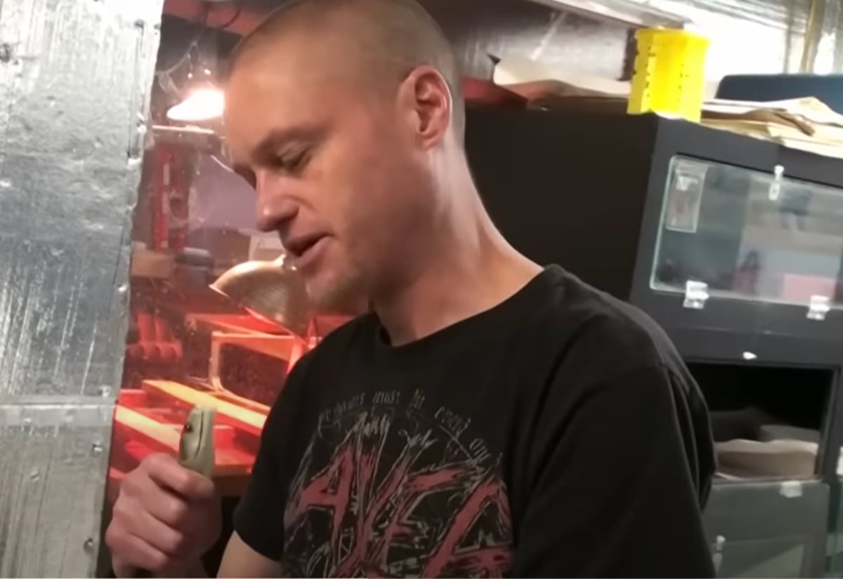 טים מחזיק בנחש ארסי רגעים לפני שנתן לו להכיש אותו