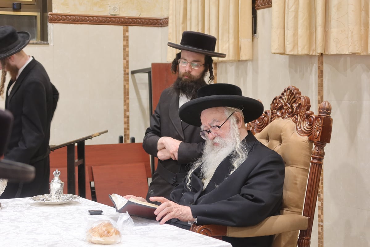 האדמו"ר ממשכנות הרועים בסעודת הילולא לזכר הרה"ק ה'דברי חיים' מצאנז