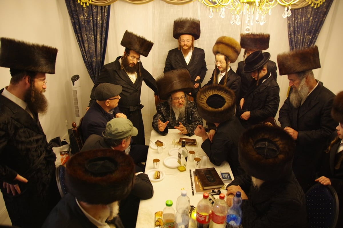 אצל האדמו"ר מביאלה ב"ב, בחודש אדר בעת ביקורו במקום