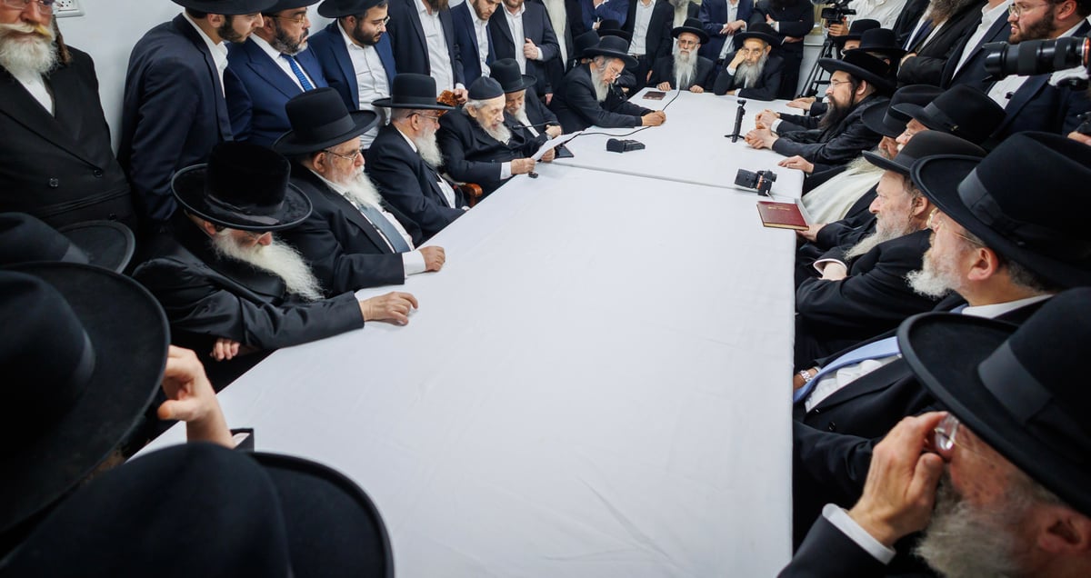"שאו נא תפילה בעדי" | צפו בדברי המנהיג הליטאי בכנס החירום במעונו