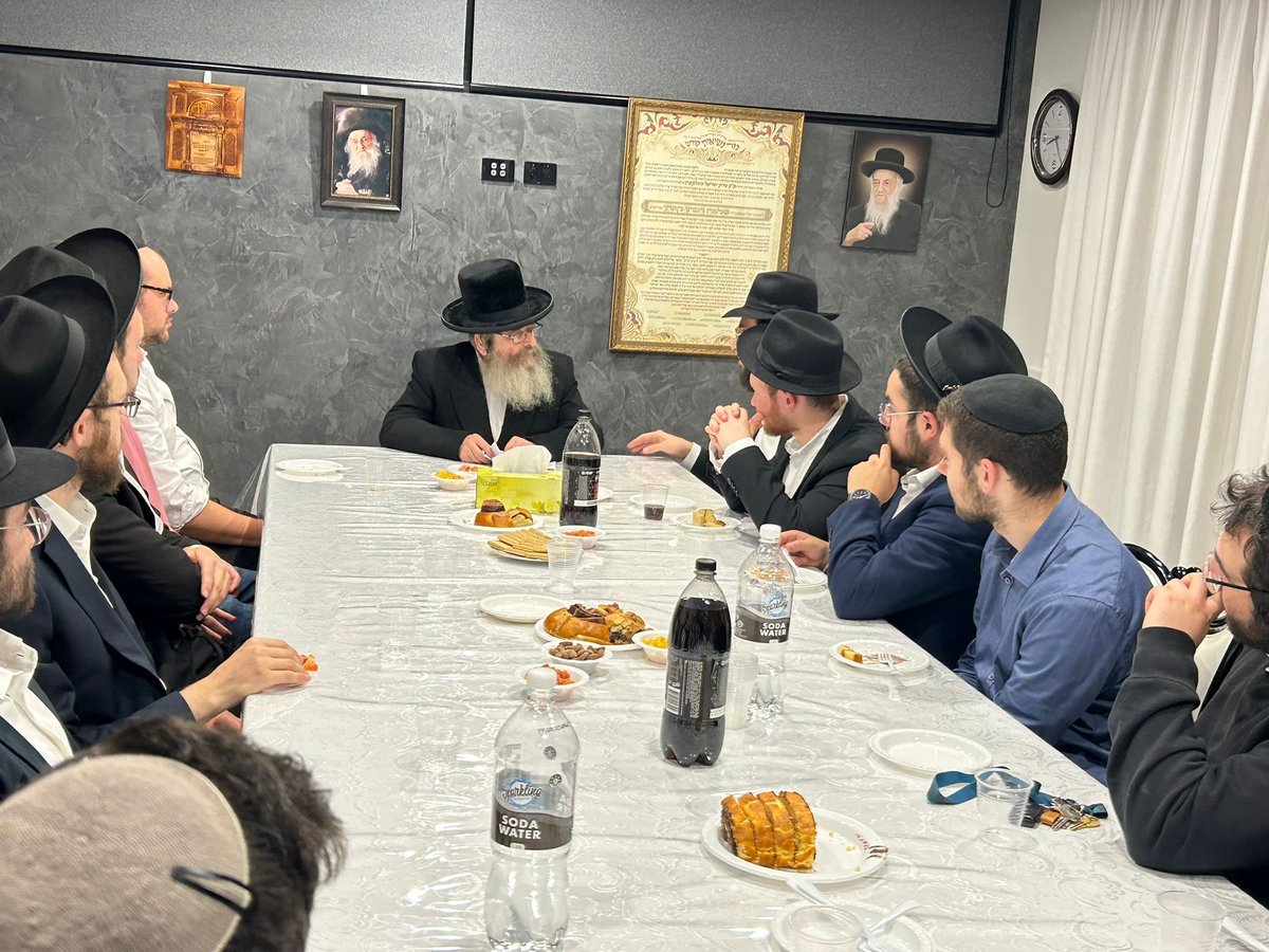 הגה"צ רבי שלמה קאהן גאב"ד מלברון, במסירת שיעור בביתו