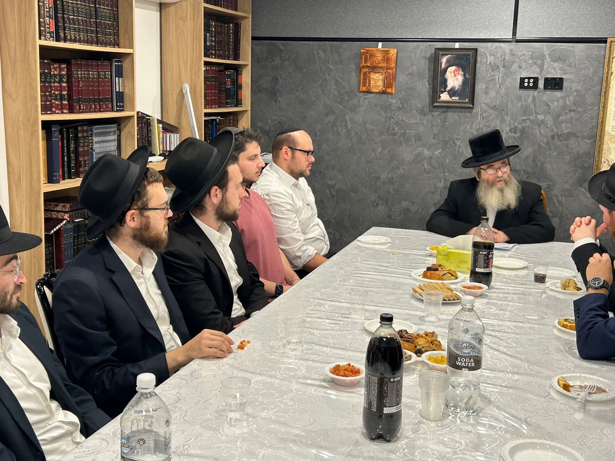 הגה"צ רבי שלמה קאהן גאב"ד מלברון, במסירת שיעור בביתו